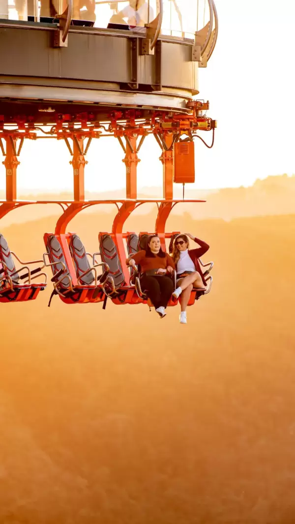 Imagem representativa: Um passeio que desafia a gravidade, deslizando sobre trilhos abaixo da plataforma com vistas espetaculares