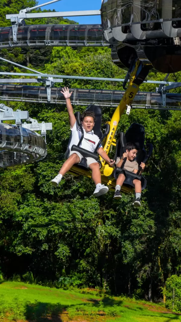 Imagem representativa: O Aerozuum &eacute; uma montanha-russa de trilho superior com cadeira suspensa,<br />
oferecendo adrenalina e conex&atilde;o com a natureza em um percurso de 457<br />
metros e 30 metros de altura.
