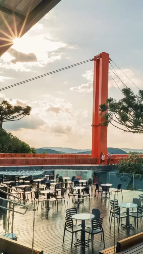 Imagem representativa: O p&ocirc;r do sol visto do deck do Skyglass &eacute; um espet&aacute;culo &agrave; parte &mdash; a natureza pintando o c&eacute;u enquanto voc&ecirc; flutua sobre o Vale da Ferradura.