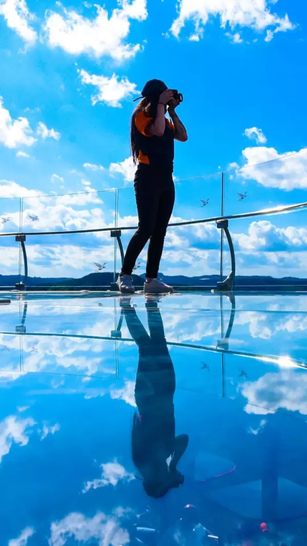 Imagem representativa: Uma obra de arte suspensa, oferecendo uma vista panor&acirc;mica deslumbrante.
