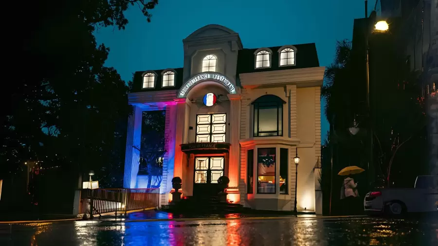 Imagem destauente: No cora&ccedil;&atilde;o de Gramado, o Spaccio RAR convida voc&ecirc; para uma jornada gastron&ocirc;mica &uacute;nica, onde o refinamento dos vinhos de altitude da RAR encontra a tradi&ccedil;&atilde;o e a excel&ecirc;ncia dos queijos de matura&ccedil;&atilde;o especial.