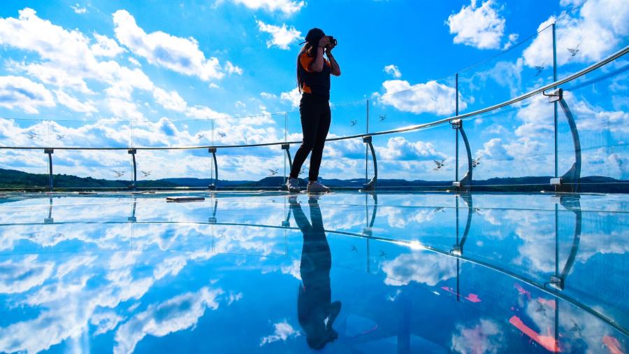 Imagem destauente: Uma obra de arte suspensa, oferecendo uma vista panor&acirc;mica deslumbrante.
