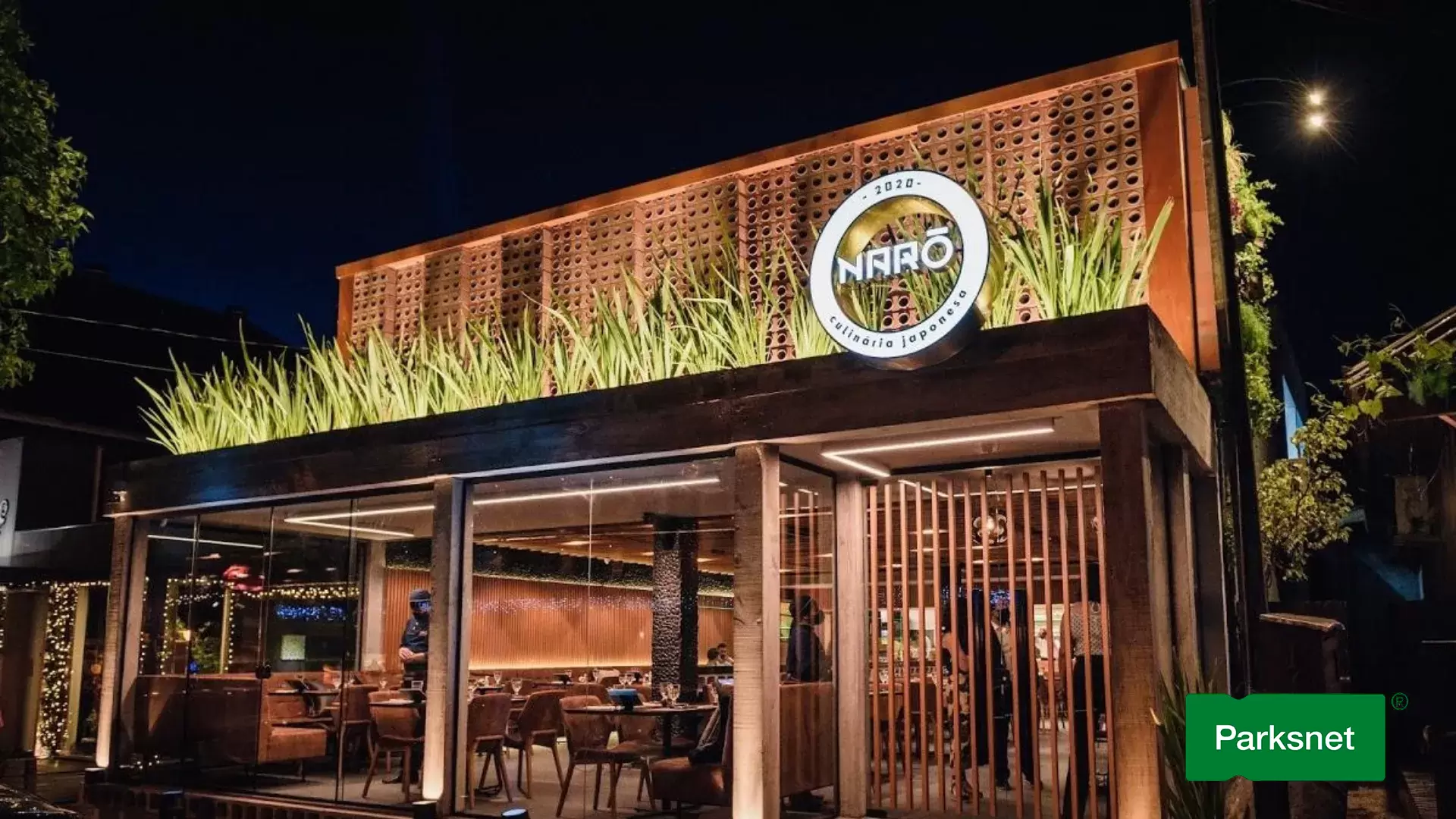 Fachada elegante do Naro Sushi em Gramado