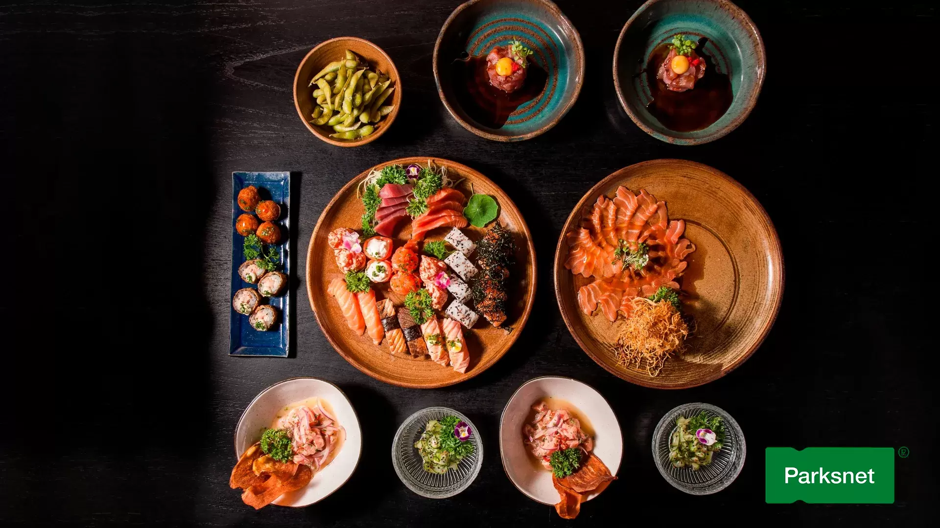 Prato com seleção de sushis e sashimis frescos