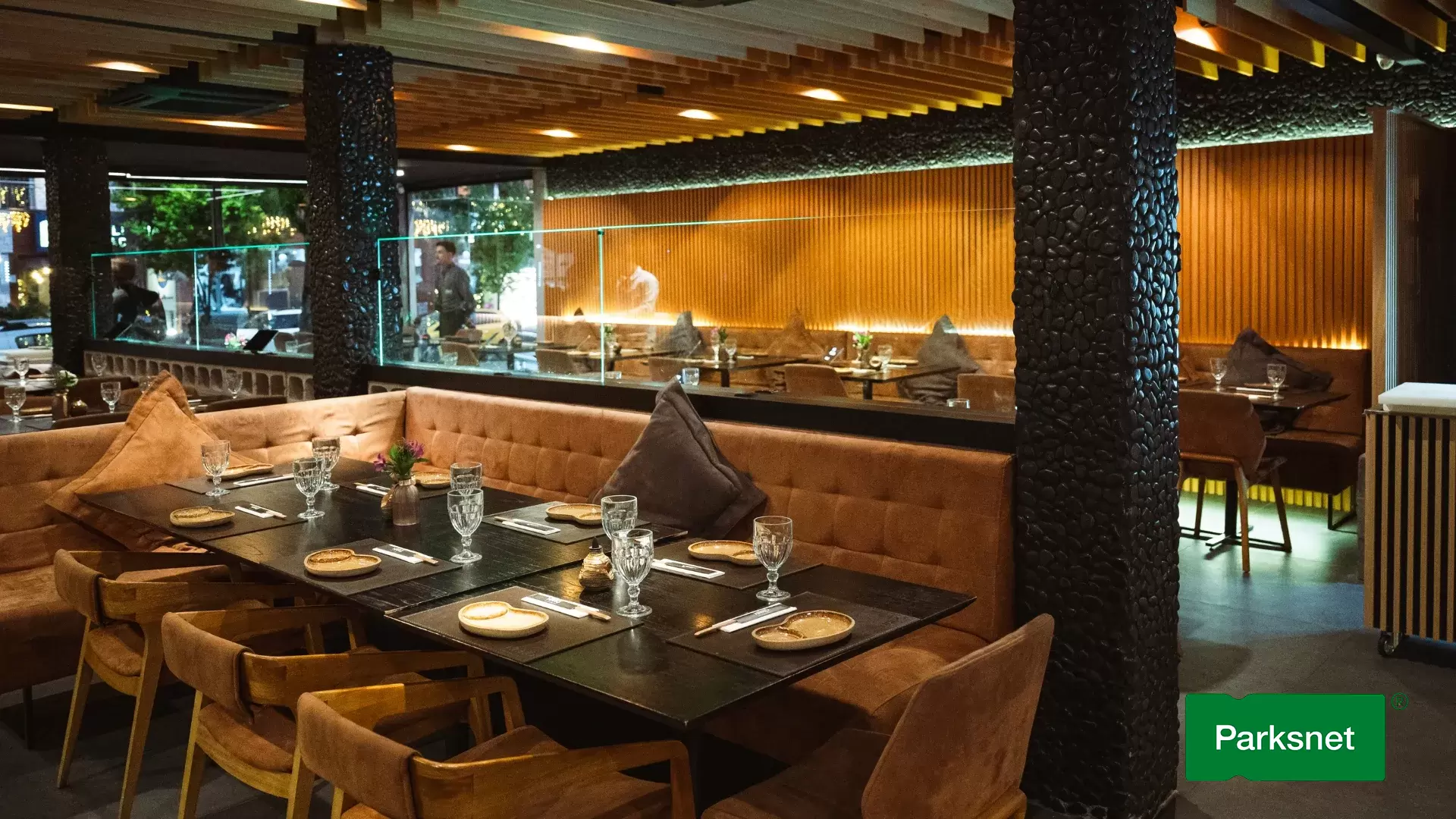 Detalhe da iluminação e decoração interna do Naro Sushi