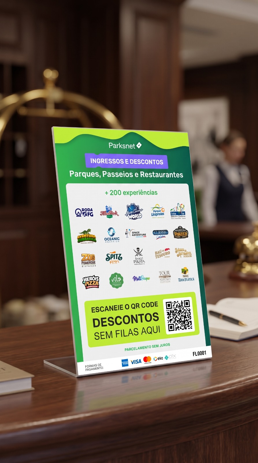 Display de balcão Parksnet com QR code sobre o balcão de recepção de um hotel