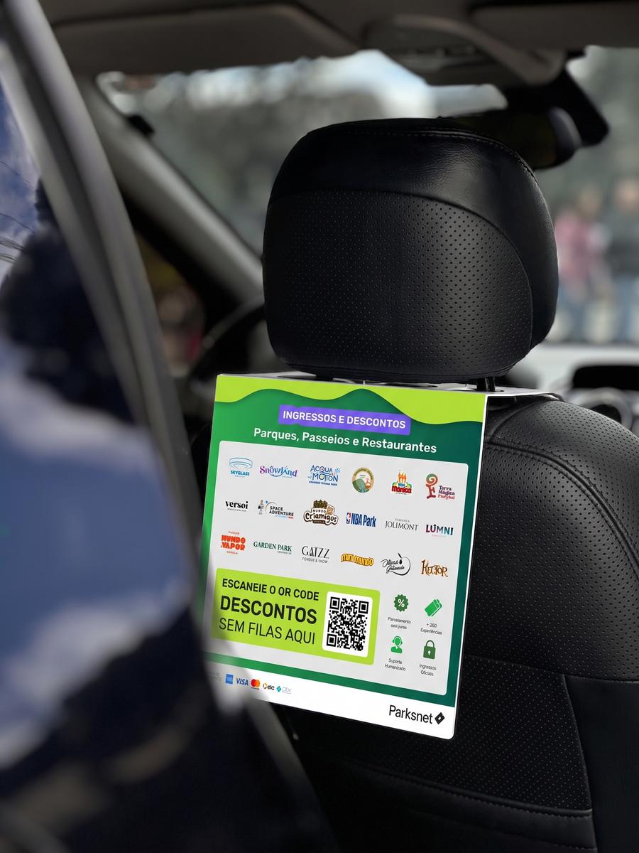 Display Parksnet com QR code instalado no encosto de cabeça do banco do carro